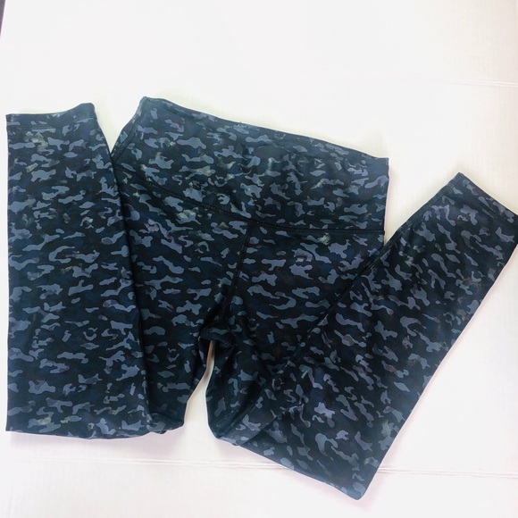 GapFit High Rise Blackout Camo Print 7/8 Leggings - Picture 5 of 8